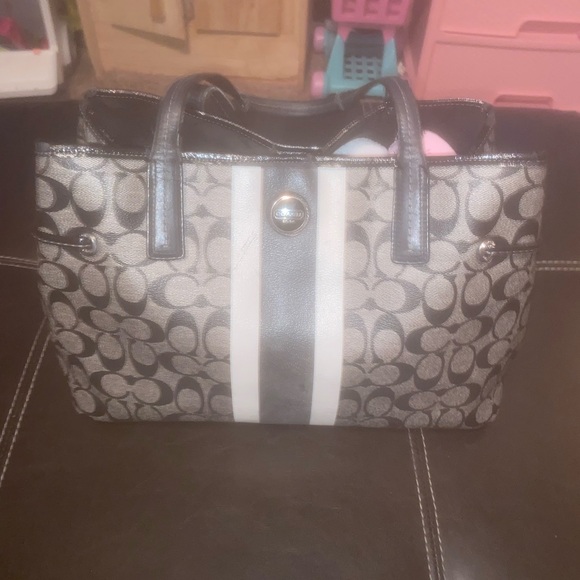 Coach flawed - Picture 2 of 13